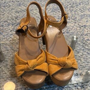NWOT Charles David Uniform Sandal